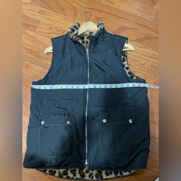 NWOT Reversible faux fur leopard/black vest - Picture 9 of 13